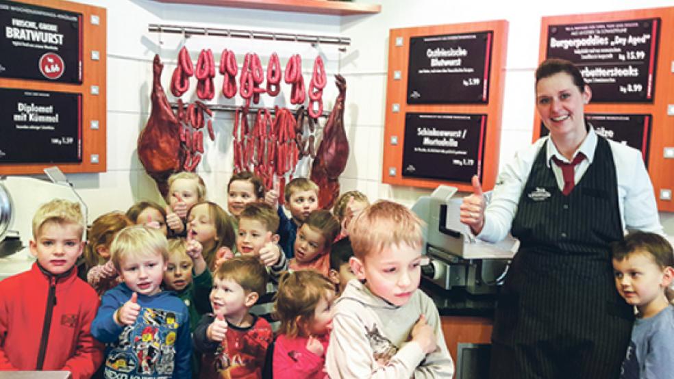 Wo kommt das Fleisch her? Die Kinder der Jona-Muschelgruppe besuchten die Fleischerei Leggedör. © Foto: privat