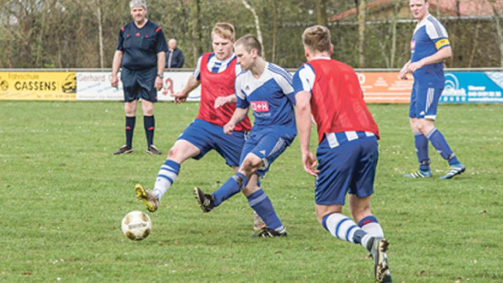 Die Holthuser Defensive um Timm Krause stand am Sonntag gegen Möhlenwarf mit Nico Markus und Alexander Meyer deutlich mehr im Fokus als die Offensive. © Foto: Klemmer