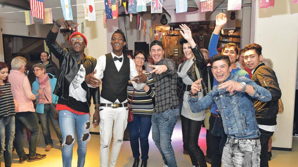 Gute Stimmung herrschte im »Hafen55« in Weener. Die Gruppe »Get Together« hatte am Samstagabend zur Veranstaltung »Dance Together« eingeladen. Rund 150 Gäste folgten der Einladung und konnten sich auch die vielen Köstlichkeiten am Buffet schmecken lassen.  © Fotos: Bruins