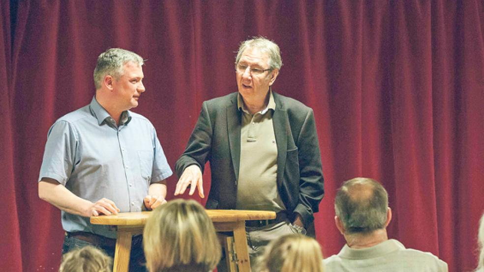 SPD-Landtagskandidat Sascha Laaken (links) und der Bingumer SPD-Ortsvorsitzende, Heinz Dieter Schmidt, diskutierten beim Klönabend mit den Gästen. © Foto: SPD