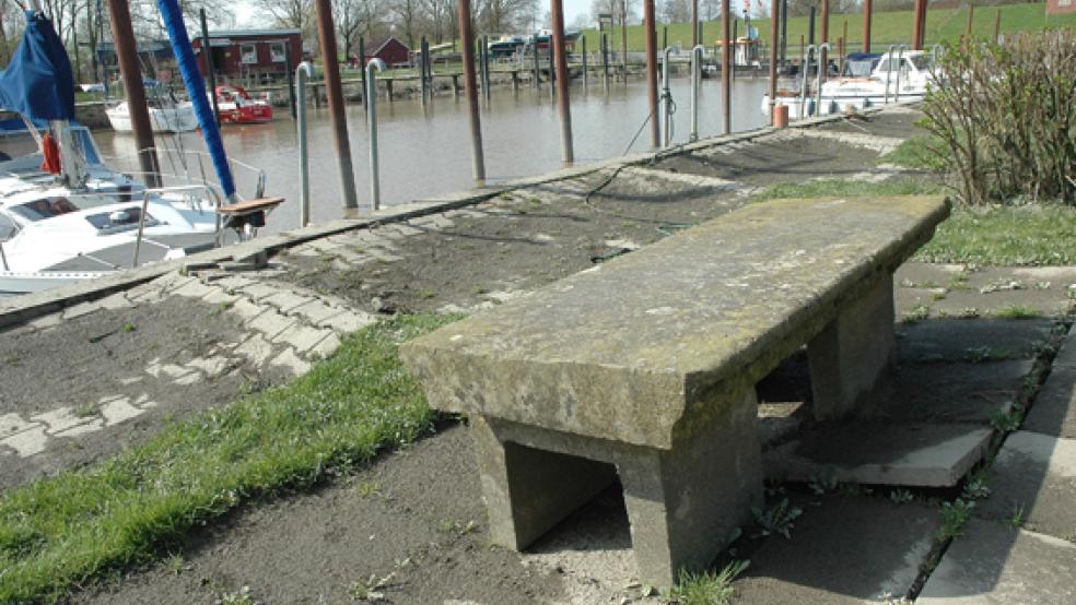 Schäden im Jemgumer Hafen: Behördenvertreter informierten sich vor Ort. Eine Haftung wurde abgelehnt. © Foto: RZ-Archiv