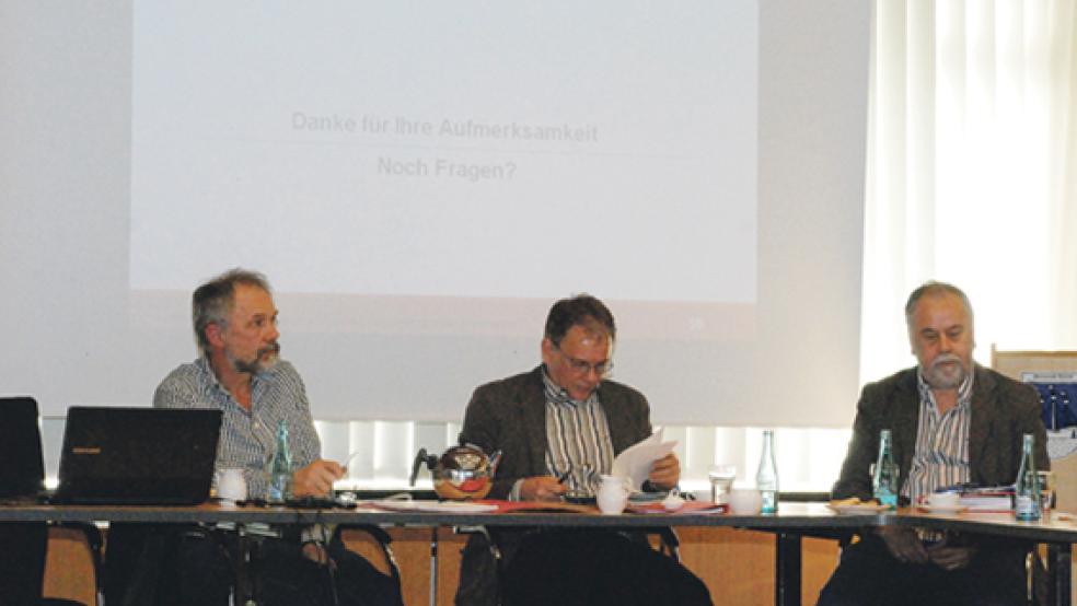 Große Aufmerksamkeit für den Feuerwehrbedarfsplan der Gemeinde Bunde, den Brandschutzingenieur Manfred Fennen (rechts) dem Feuerwehrausschuss in einer öffentlichen Sitzung als Beschlussvorlage vorstellte, neben ihm Bürgermeister Gerald Sap (Mitte) und Ausschussvorsitzender Gerhard Janßen.  © Fotos: Kuper