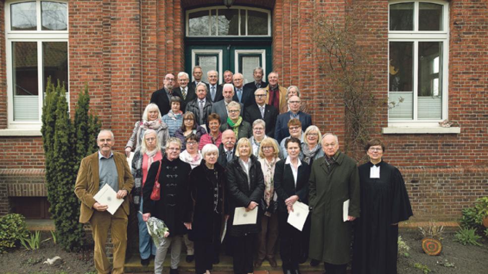 Die Goldenen Konfirmanden beim Erinnerungsfoto mit Pastorin Inka Dohrmann-Westgerdijk (rechts). © Foto: Klemmer