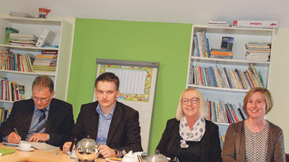 Die geplanten Maßnahmen erläuterte Bürgermeister Gerald Sap (links) dem Jugend- und Sportausschuss mit seinem Vorsitzenden Uwe Sap (Foto) sowie Helma Timmer (Vorsitzende des Kindergartenausschusses der Ev.-reformierten Kirchengemeinde Bunde) und (rechts) Kerstin Groenewold als Leiterin der kirchlichen Kindertagesstätte. © 