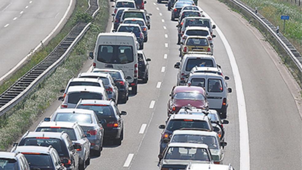 Ab Freitag soll die Sperrung der A 31 zwischen Riepe und Neermoor in Richtung Emden wieder aufgehoben werden. Mitte Mai beginnen dann nach Behördenangaben die umfangreichen Erd- und Brückenarbeiten. © Beispielfoto: RZ-Archiv