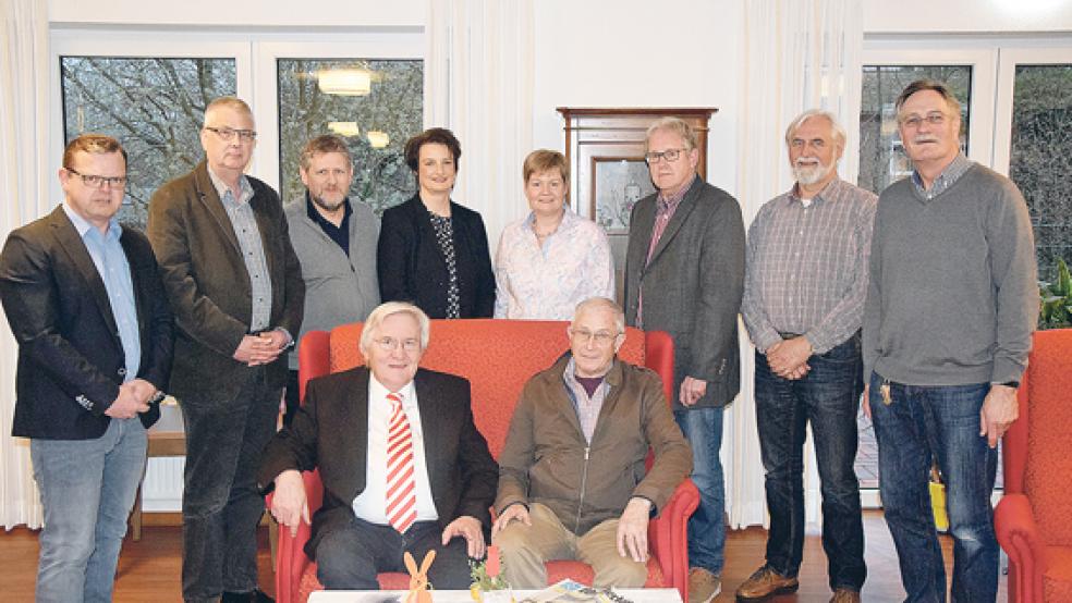 Der neue Vorstand der Diakoniestation Weener: (vorne, von links) Peter Freesemann (Vorsitzender), Gerhard Daalmeyer (stellvertretender Vorsitzender). Stehend. von links: Bernhard Ostendorp, Karlheinz Hinderks (Schriftführer), Pastor Helmut Not, Geschäftsführerin Hanna Koenen, Pastorin Anne Ulferts, Anno Steevens (stellvertretender Schriftführer), Folkert Winterboer und Christoph Adam.  © Foto: privat