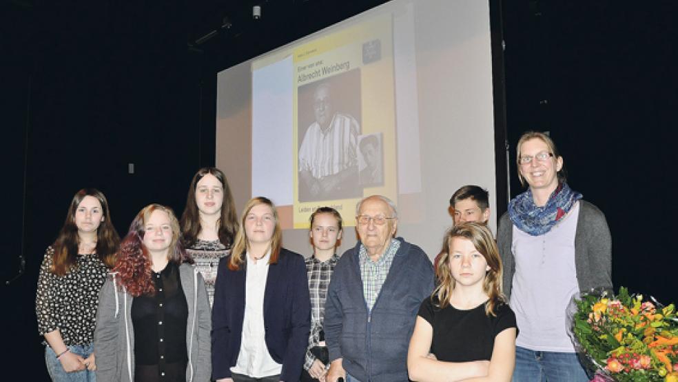 Die Weeneraner Oberschüler der Arbeitsgruppe »Schule ohne Rassismus - Schule mit Courage« haben die Veranstaltung am Donnerstag in der Aula vorbereitet (von links): Ulrike Ahlers, Joana Ulpts,Maren Giese, Anna Fischer, Sonka Filz, Albrecht Weinberg, Angelika Krawietz, Teiko Jürgens und Lehrerin Sabrina Koetsier.  © Foto: Boelmann