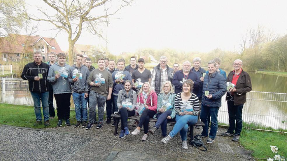 24 Prüflinge haben jetzt beim Angelsportverein Rheiderland erfolgreich ihre Fischereiprüfung absolviert. © Foto: privat
