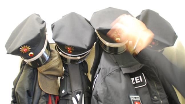 Einbrecher in Verkaufszelt