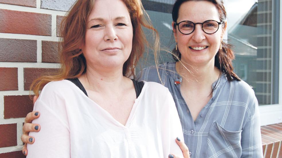 Für den Fuchs stark machen sich Manuela Schleußner (rechts) und Petra Reich-Kaiser vom Vorstand der neu gegründeten Bürgerinitiative »Pro Fuchs Ostfriesland«. © Foto: Hoegen