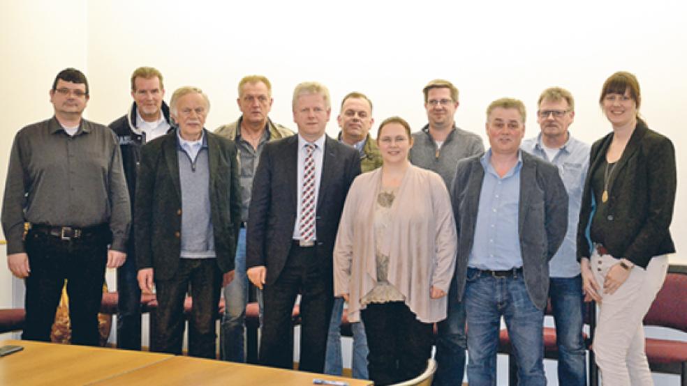 Die Mitglieder des Organisationsteams trafen sich zur Besprechung der diesjährigen Marktsaison (von links): Ingo Meyer (Organisation Mittelaltermarkt), Andreas Bruns (Liedertafel Harmonie), Jonny Eden (Schaustellerverband), Helmut Erfkamp (Freiwillige Feuerwehr Weener), Bürgermeister Ludwig Sonnenberg, Dieter Eden (Schaustellerverband), Mandy Grijze (Verein »mitnanner«; Organisation Bauernmarkt), Joachim Steffen (Geschäftsführer Hafen und Tourismus GmbH), Hinderk Leemhuis (Marktmeister), Hardy Terveen (Werbegemeinschaft Weener) und Silke Krallmann (Fachbereichsleiterin Ordnungsamt). © Foto: Stadtverwaltung 