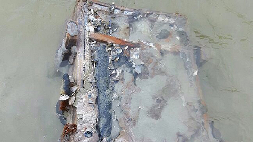 Explosiver Fund auf Borkum: In einer Holzkiste wurden zwölf Granaten gefunden. Morgen rücken Spezialkräfte des Kampfmittelbeseitigungsdienstes aus Hannover an. © Foto: Polizei