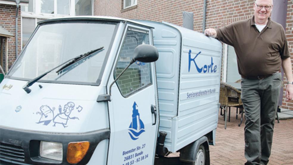 Zwar ist das Seniorenheim mit »Baujahr 1998« noch nicht so in die Jahre gekommen wie dieser Oldtimer, dennoch muss Heimleiter Ralf Korte ebenfalls in den »laufenden Betrieb« investieren, um Anschluss zu halten. © Foto: Hanken