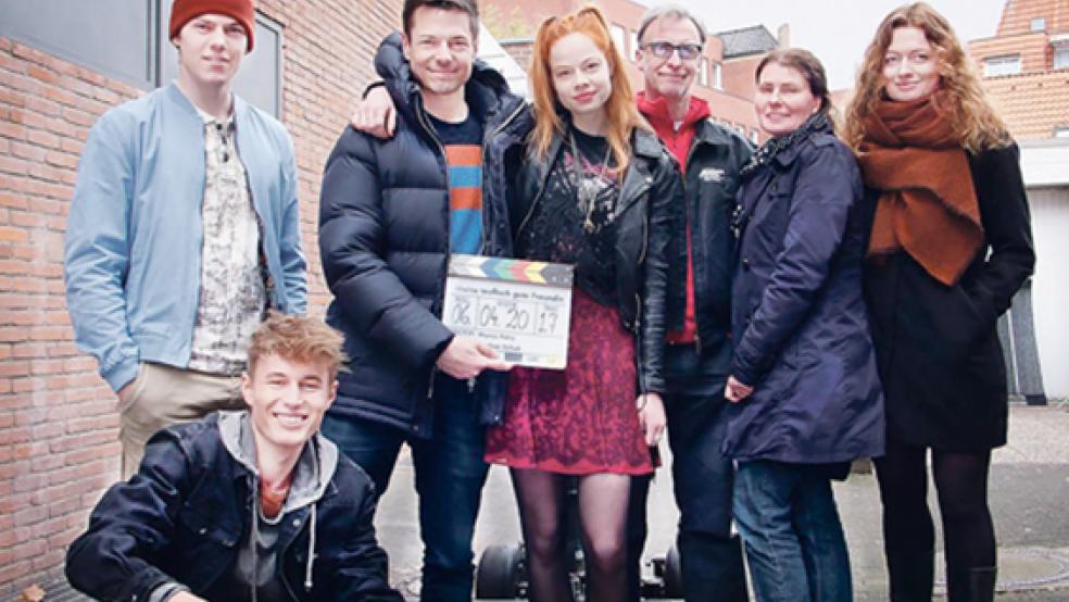 Drehstart für »Meine teuflisch gute Freundin« war in Ahaus. Ab Freitag werden einige Szenen für diese Jugendkomödie in Hatzum gedreht. Im Bild von links Theo Trebs (Rolle Eddie), Ludwig Simon (kniend, Rolle Samuel), Marco Petry (Regie), Emma Bading (Rolle Lilith, Teufelstochter), Stephan Schuh (Produktionsdirektor), Sonja Ewers (Ko-Produzentin Senator Film Köln) und Solveig Fina (Produzentin Tempest Film). © Foto: Wild Bunch