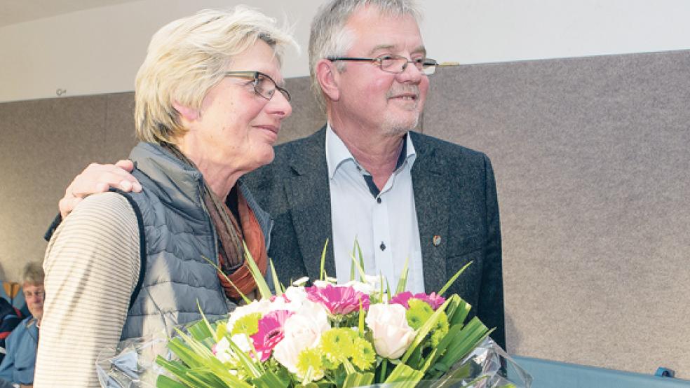 Die Familie rückt für Karl-Heinz Schüür nach seinem Ausscheiden als 1. Vorsitzender des TuS Weener in den Mittelpunkt. Seine Frau Ute hat ihm immer den Rücken gestärkt. © Foto: Mentrup