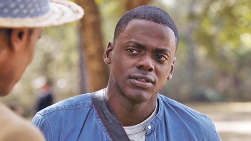 Irgendetwas stimmt hier doch nicht: Fotograf Chris (Daniel Kaluuya) auf Stippvisite bei den Eltern seiner weißen Freundin. © Foto: Universal Pictures