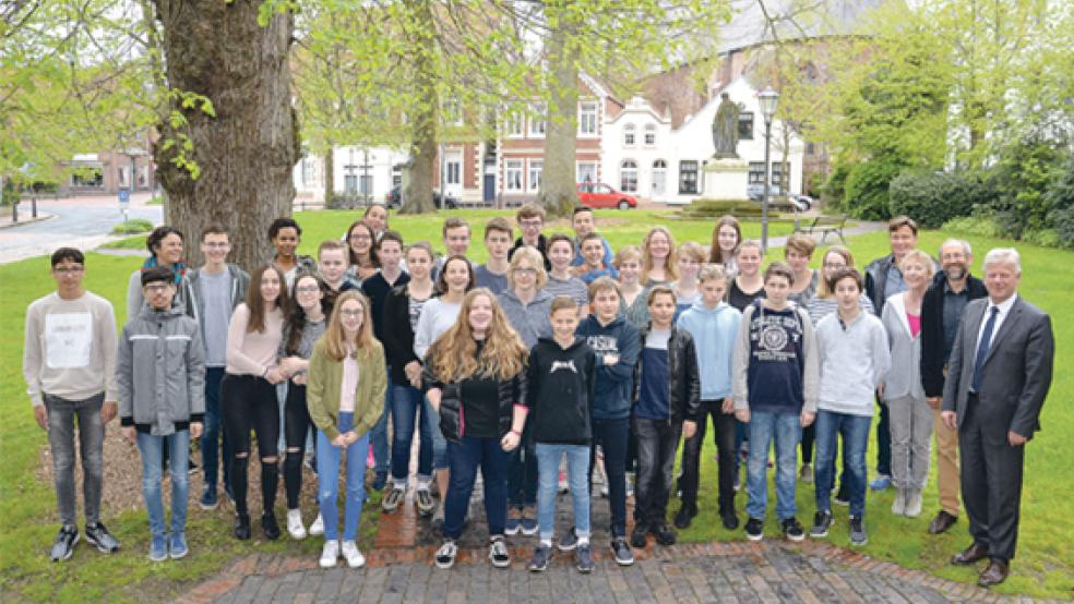Bürgermeister Ludwig Sonnenberg (rechts) hat am Mittwoch Schüler aus der französischen Partnerstadt Les Pieux offiziell in Weener begrüßt.  © Foto: Stadtverwaltung 
