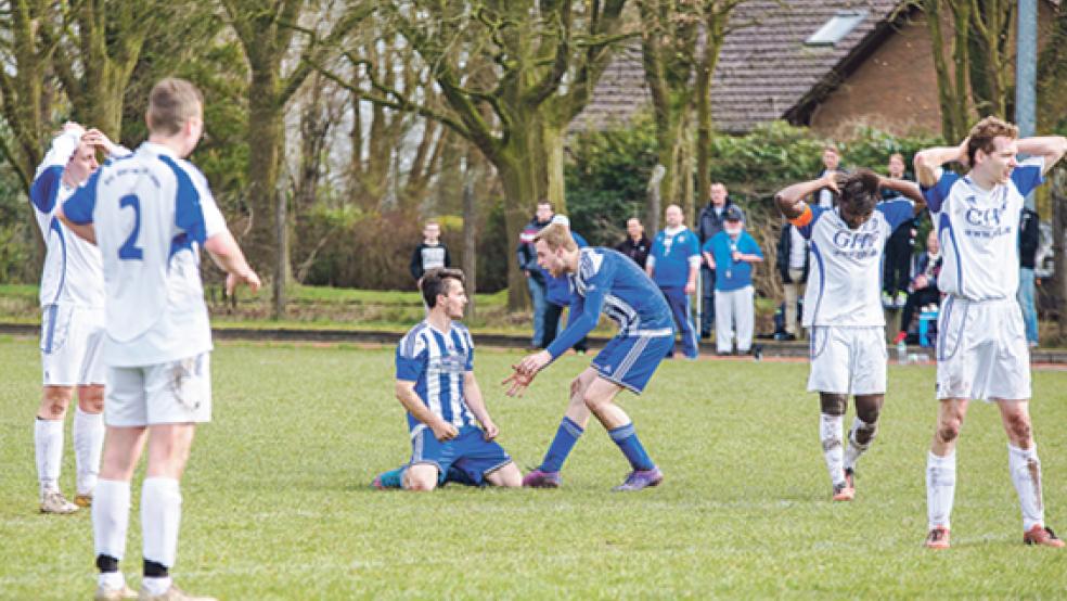 Die einen können es kaum fassen, die anderen jubeln: Die Möhlenwarfer Mirnes Ahmetovic und Ino Sanders feiern einen Treffer beim denkwürdigen 4:3-Auswärtssieg ihres Teams in Leer. Sonntag stehen sich beide Mannschaften an gleicher Stelle erneut gegenüber. © Foto: privat