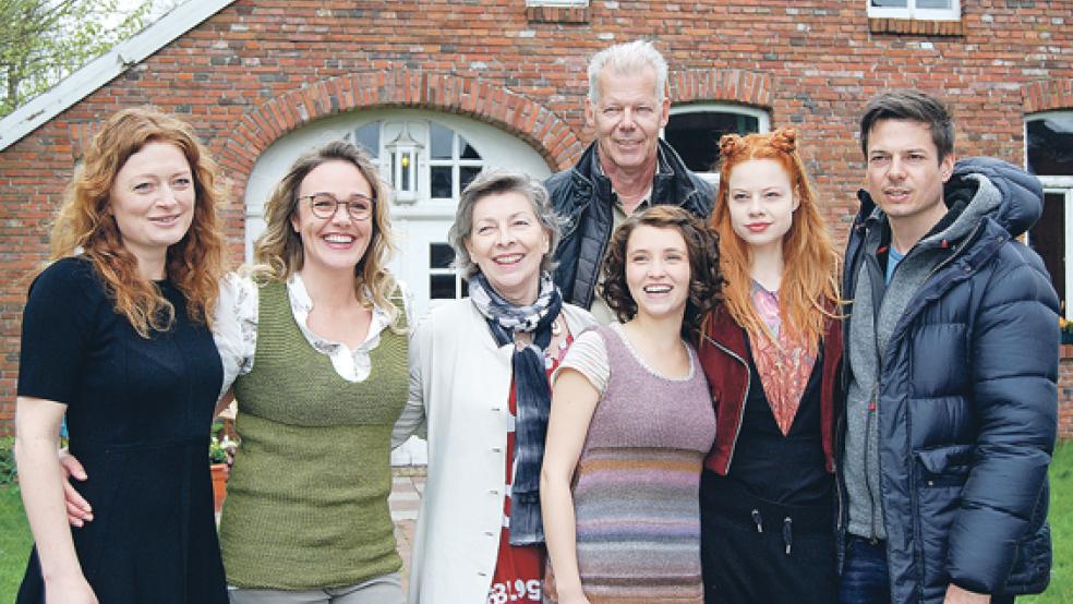 Gute Laune am Set: Von links Produzentin Solveig Fina, Alwara Höfels (Sybille Birnstein), Autorin Hortense Ullrich, Jochen Coldewey (nordmedia), Janina Fautz (Greta Birnstein), Emma Bading (Lilith) und Regisseur Marco Petry. © Foto: Hoegen