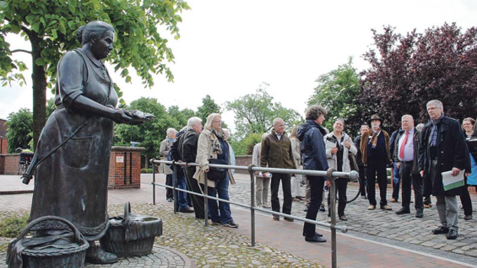 »Tant’ Dientje«, die am Sieltor in Ditzum an die harte Arbeit der Fischerfrauen erinnert, war im Juni 2012 eine Station der Bereisung durch die Bewertungskommission auf Bezirksebene. Ditzum verpasste damals die Qualifikation für den Landesentscheid des Wettbewerbs »Unser Dorf hat Zukunft« und trat seither nicht mehr an. © Archivfoto: Hoegen, 