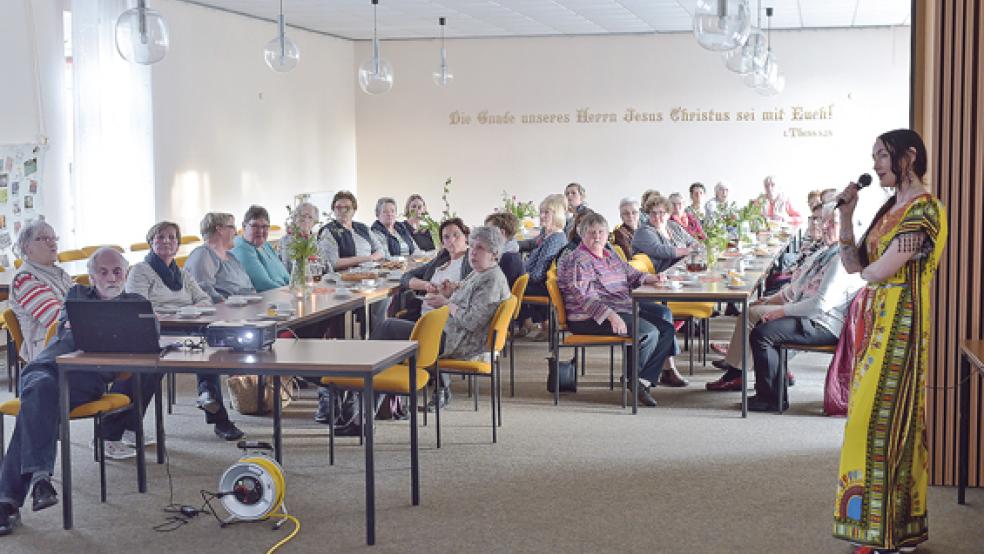 Die Frauenkreise aus Ditzum, Pogum und Hatzum verfolgten den Lichtbildervortrag, den Silvia Wessels aus Weener (rechts im Bild) zusammen mit ihrem Vater Joest Wessels (links am Laptop) am Mittwoch hielt. © Foto: Bruins