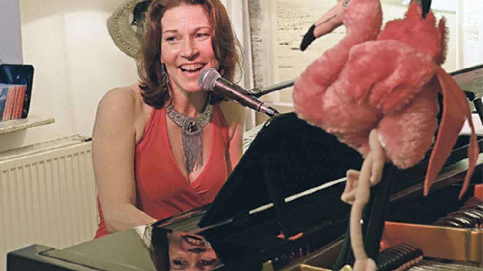 Die Song-Poetin und Solokünstlerin Silvia Sinning veranstaltet in ihrem Musik-Atelier in Bingum zum dritten Mal ein »Wohnzimmer- und Lagerfeuerkonzert«. © Foto: Klaus Posser