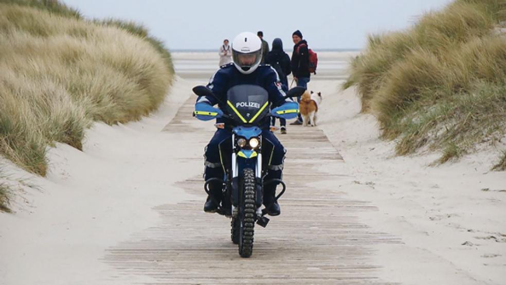 Auf Borkum können die Polizisten seit heute ganz offiziell auf ein Elektromotorrad zurückgreifen.  © Foto: Polizei