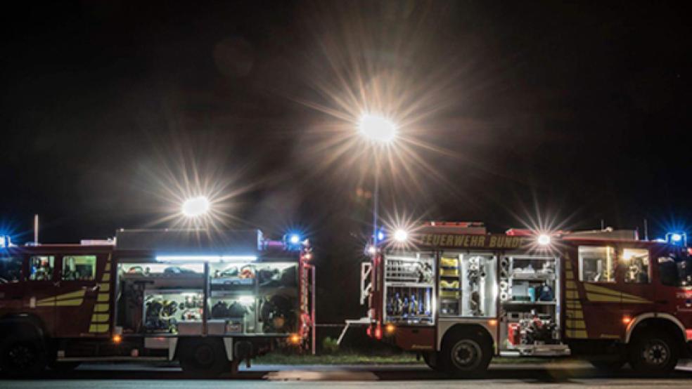 Eine brennende Hecke am Buchenweg löschte die Feuerwehr in der Nacht zum Sonntag © Foto: Feuerwehr