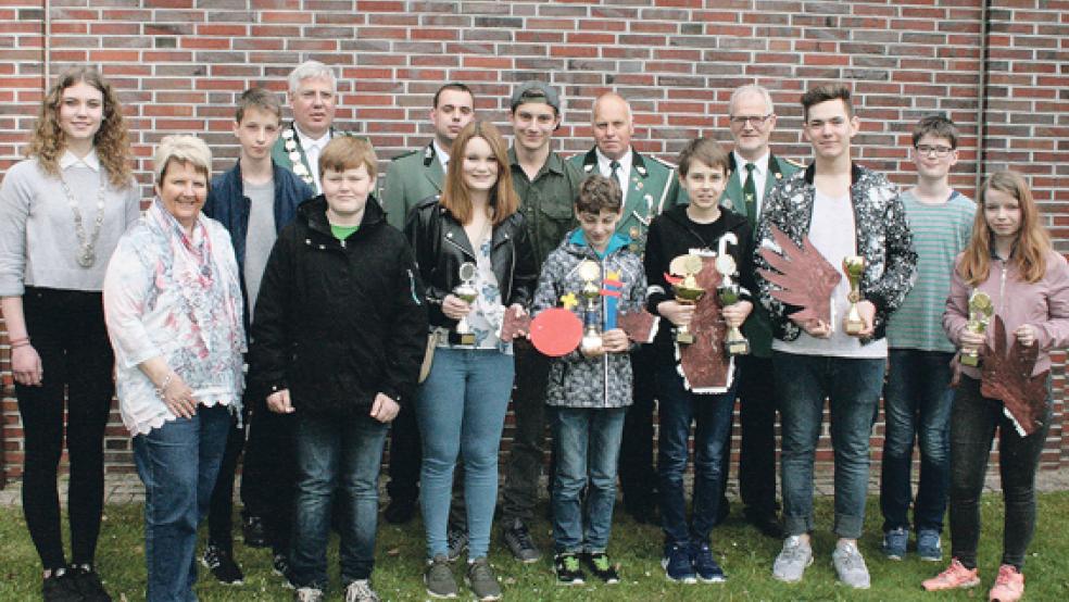 Nach dem Königsschießen: Von links Maike Scheller (amtierende Jugendkönigin 2016), Ursula Mierke (Jugendleiterin), ­Patrick Swart, Rainer Lübbers (amtierender König und Kreiskönig), Tobias Groen, Jörn Ammann (stellvertretender Jugendleiter), Sarah Cöller (Reichsapfel), Steffen Tergast, Simeon Duckert (Zepter), Arne Haseborg (Krone und Rumpf, König 2017), Wilfried Meijer (Vorsitzender), Nico Bassalig (rechter Flügel), Hannes Martini und Bea Pott (linker Flügel). © Foto: Manfred Mierke