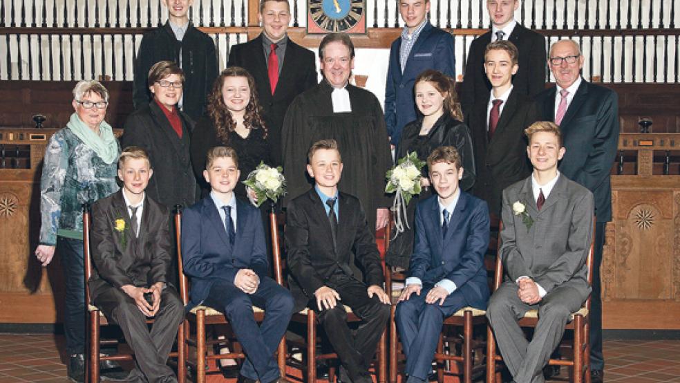 In Bunde sind 13 Jugendliche in der evangelisch-reformierten Kirchengemeinde von Pastor Heiko Rademaker konfirmiert worden. © Foto: privat