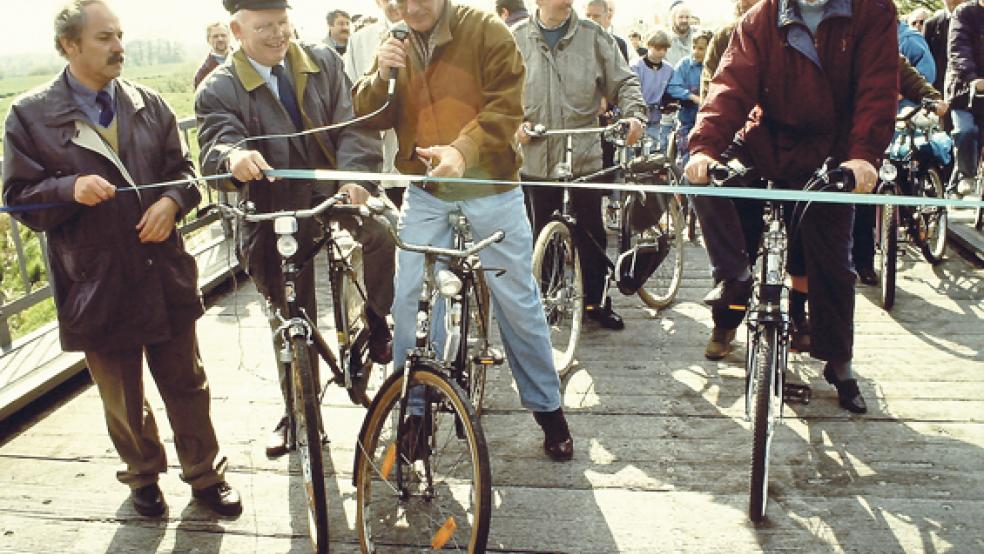 Bei der offiziellen Eröffnung der Deutschen Fehnroute am 2. Mai 1992 (Bild rechts) war auch der Niedersächsische Wirtschaftsminister Peter Fischer (Mitte mit Mikrofon und Schere) in Augustfehn anwesend.  © Fotos: privat