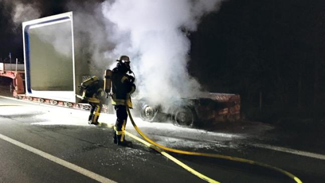 Tieflader steht in Flammen
