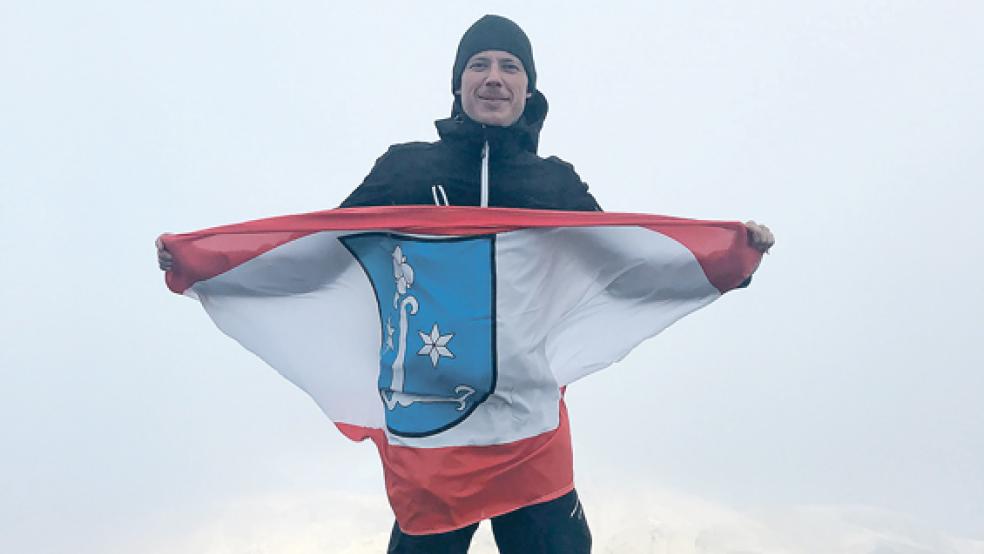 Flagge gezeigt - und zwar die der Stadt Leer - hat Ulf-Fabian Heinrichsdorff bei der »Three-Peaks-Challenge«. © Foto: privat