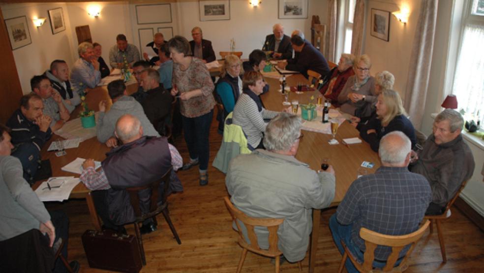 Zur Sitzung des Bauausschusses kamen am Montagabend auch einige Anlieger aus Pogum ins Sielhus nach Jemgum. © Foto: Szyska