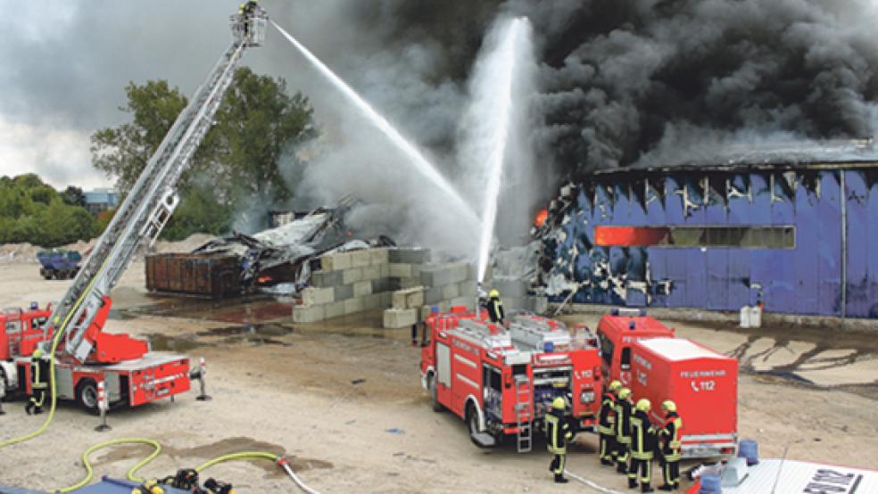 Zu einem Großbrand ist es Dienstagnachmittag in Aschendorf gekommen. Mehr als 140 Einsatzkräfte mussten zu dem Feuer ausrücken. »Dieser Einsatz wird sicherlich noch bis in den späten Abend andauern«, sagte Papenburgs Stadtbrandmeister Josef Pieper. © Foto: Abbas (Stadt Papenburg)