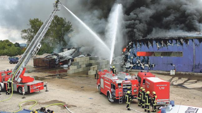 Großbrand bei Abfallbetrieb