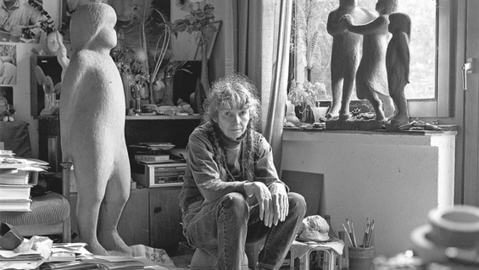 »Oft wäre ich lieber eine Krähe, nicht so groß und schwer und empfindlich, einfach immer schön, mit der Möglichkeit zu fliegen und ohne Haus leben zu können« - Irene Müller (Jahrgang 1941) in ihrem Geburtshaus und Atelier. Mit diesem Portrait belegte Wolf-Dieter Tabbert den zweiten Platz beim Fotowettbewerb der »Hephata«-Stiftung. © Fotos: Wolf-Dieter Tabbert