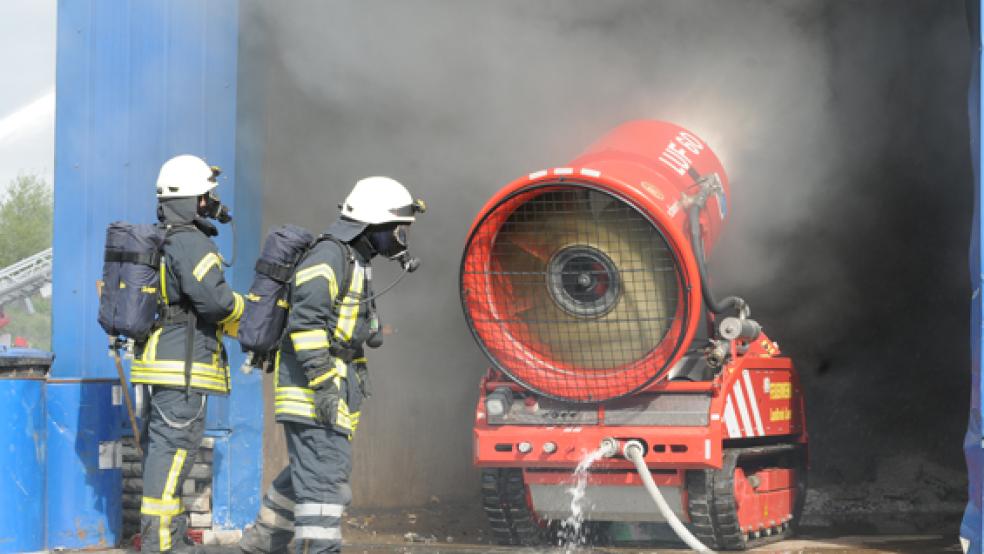 Auch der Löschroboter aus Jemgum kam in Aschendorf zum Einsatz. © Foto: Lea Becker