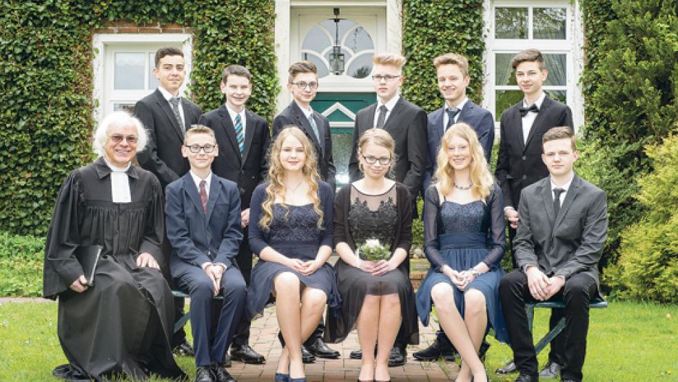 Konfirmation in Stapelmoor gefeiert: Auf unserem Foto zu sehen sind hinten von links: Mirco Meints, Jannes Martini, Arne Waltemathe, Thorben Gosling, Noah Swart, und Sven Lübbers. Vordere Reihe, von links: Pastor Manfred Gerke, Felix Sanders, Jana Willems, Kim Karels, Verena Santjer und Niclas Tirrel.. © Foto: Bruins