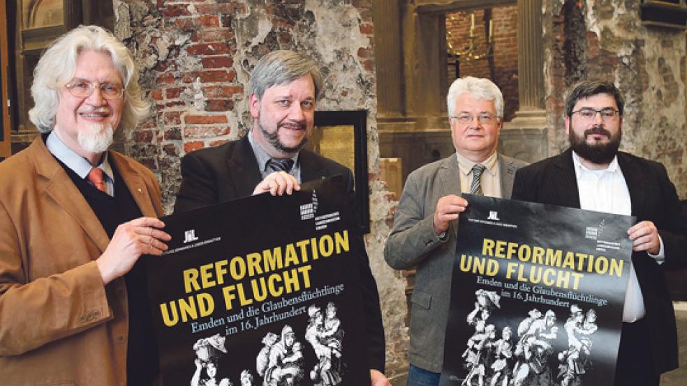 Freuen sich auf die Doppelausstellung: Dr. Jan Marius J. Lange van Ravenswaay und Kurator Klaas-Dieter Voß von der Stiftung Johannes-a.Lasco.Bibliothek sowie Dr. Wolfgang Jahn und Kurator Matthias Pausch vom Ostfriesischen Landesmuseum Emden (von links). © Foto: Landesmuseum