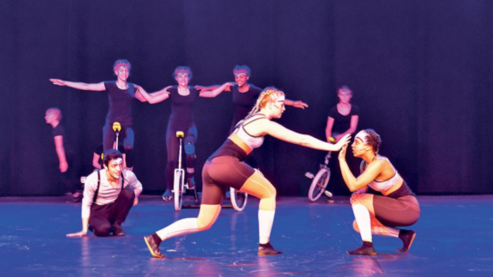 Ausdrucksstark war die Choreografie von »Akeitu« mit (v. l.) Rufat Samadzade, Shirley Brugge und Angelique Reck. © Foto: Fietz