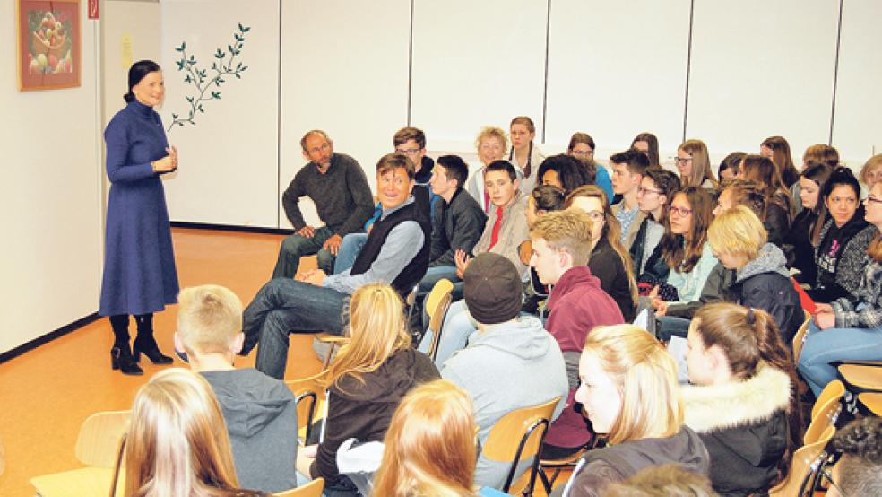 Deutsche und französische Schüler sprachen an Oberschule Weener mit der CDU-Bundestagsabgeordneten Gitta Connemann über Europa. © Foto: privat