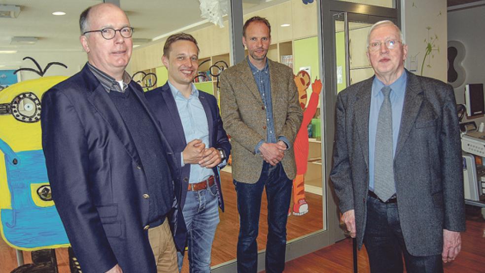 Vor einem der Spielzimmer der neuen Kinderklinik stellten sich die beiden ausscheidenden Vorstandsmitglieder Günther Preuschaft (links) und Jan de Vries (rechts) zusammen mit dem neuen ersten Vorsitzenden Jan Wolff (Zweiter von links) und seinem Stellvertreter Thomas Stern (Zweiter von rechts) zum Gruppenfoto zusammen. © Foto: Hoegen