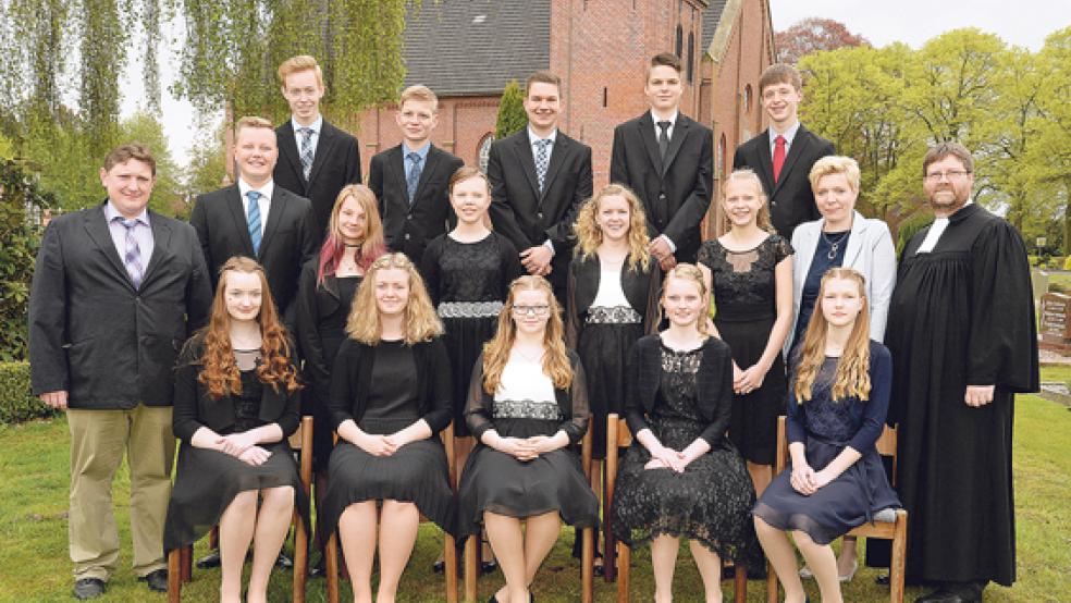Die Konfirmanden: (hinten, von links) Daniel Heitland, Tammo Huisinga, Ole Klipsch, Domenik Bosma und Andre Swart. In der Mitte, von links: Kirchenältester Heiner Meints, Fabian Buntjer, Sarah Költsch, Anneke Swart, Jule Hartmann, Jule Bosma, Kirchenälteste Teelka Huisinga und Pastor Ard Nap. Sitzend, von links: Nora Hinderks, Leoni Lüppens, Ineke Klaaßen, Sarah Weber und Isabel Schoormann.  © Foto: privat