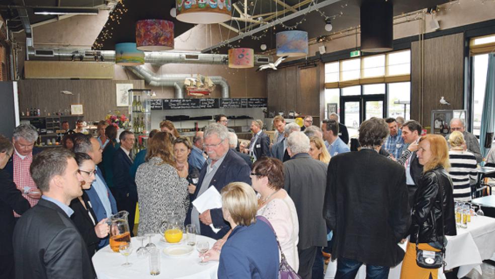 Rund 70 deutsche und niederländische Unternehmer trafen sich auf Einladung des Ems-Dollard-Business-Forums in Winschoten.  © Foto: Fokken (Stadt Leer