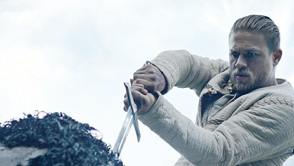 Ein Mann und sein Schwert: Dank Excalibur weiß Arthur (Charlie Hunnam), dass er der rechtmäßige König von England ist.  © Foto: Warner Bros.