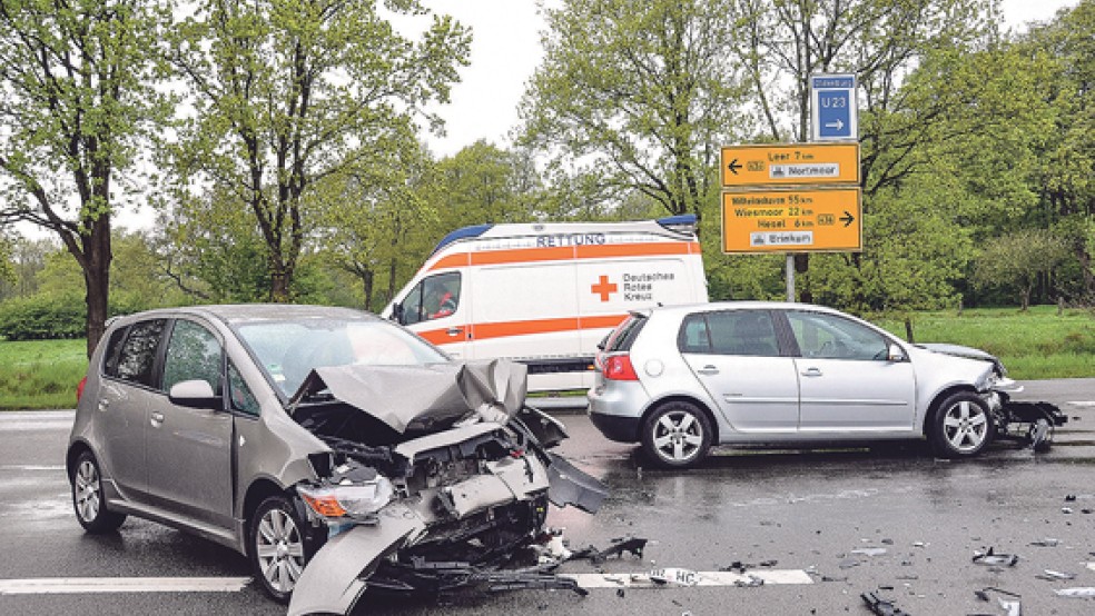 Unfall in Nortmoor: Zwei Autos sind heute Vormittag um 11 Uhr auf der B 436 in Höhe der Autobahn 28 zusammengestoßen. © Foto: Wolters