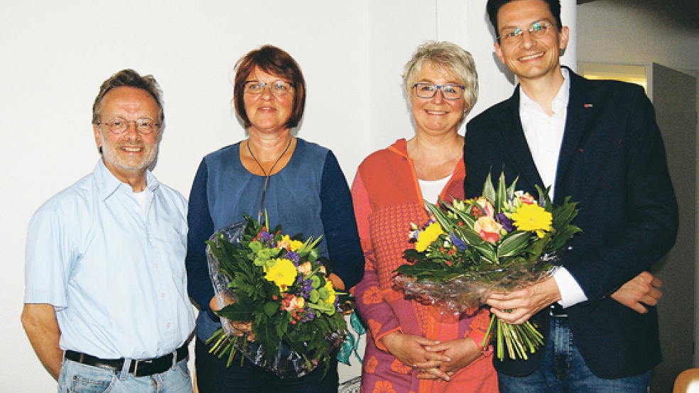 Blumen für die Kandidaten: Lutz Drewniok aus Weener vom Kreisvorstand, Meta Janssen-Kucz, Christiane Kühlmann vom Kreisvorstand und Kandidat Tammo Lenger (von links). © Foto: Hoegen