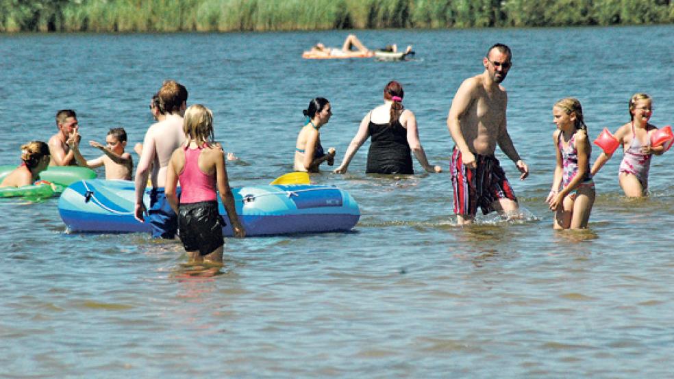 Der Badesee an der Autobahn 31 in Soltborg zieht im Sommer viele Besucher an. Vor dem offiziellen Saisonstart am 1. Juni wird die Gemeinde Jemgum neuen Sand zum Kinderspielplatz und an den Strand bringen. © Archivfoto: Szyska