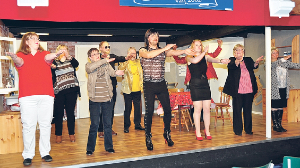 Tanzend verabschieden sich die Darsteller der »Bimge Spööldeel« zum Abschluss von ihrem Publikum. © Foto: Wolters